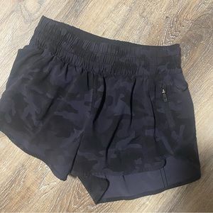 Lululemon 4” tracker shorts mid rise